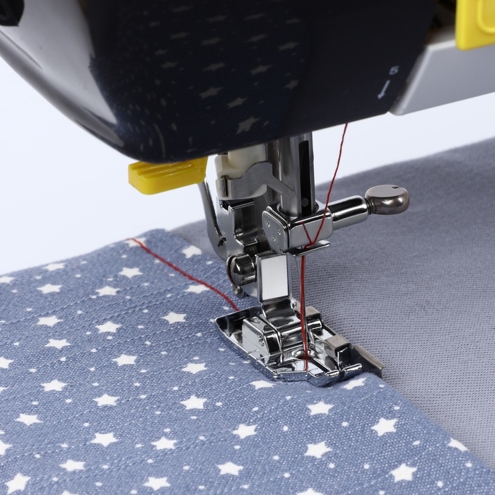 Лапка для швейных машин, для пэчворка, с направляющей Лапка для швейных машин, для пэчворка, с направляющей