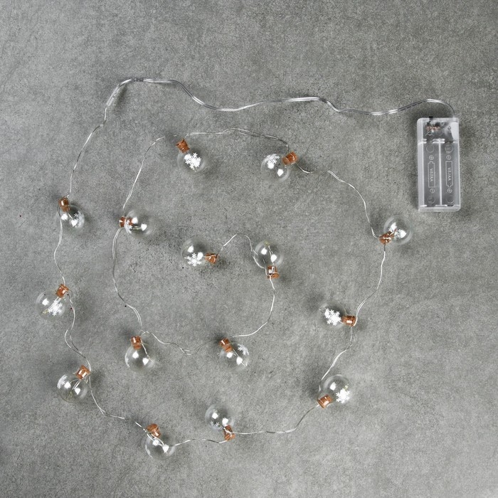 Гирлянда &laquo;Нить&raquo; 1.6 м с насадками &laquo;Шарики со снежинкой&raquo;, IP20, серебристая нить, 15 LED, батарейки ААх2 (нет в комплекте), свечение мульти