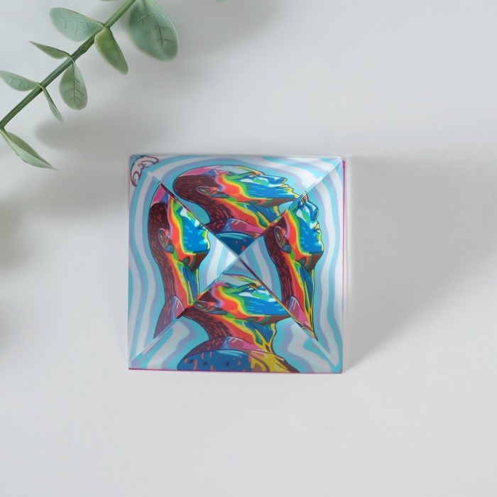 Сувенир стекло пирамида "Я несу свет" 6х6х6 см