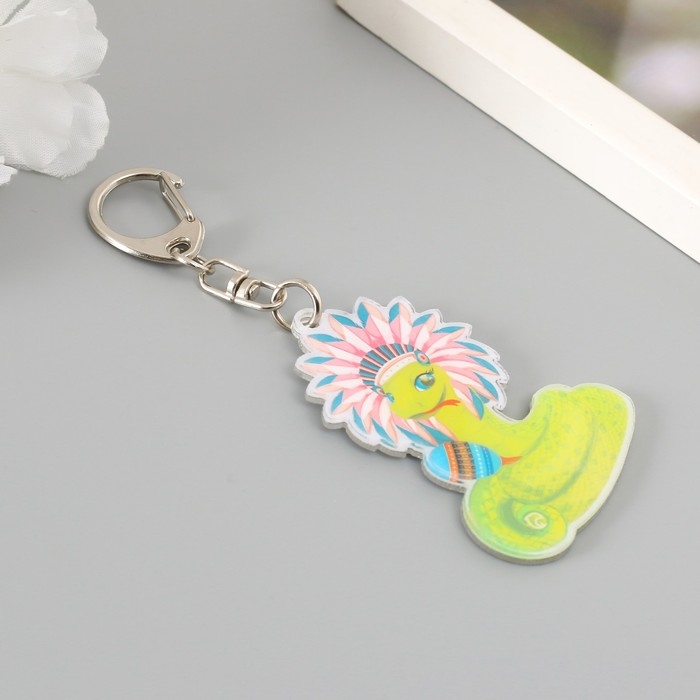 Брелок акрил "Змейка с маракасом в индейском головном уборе" 5,8х4,3 см