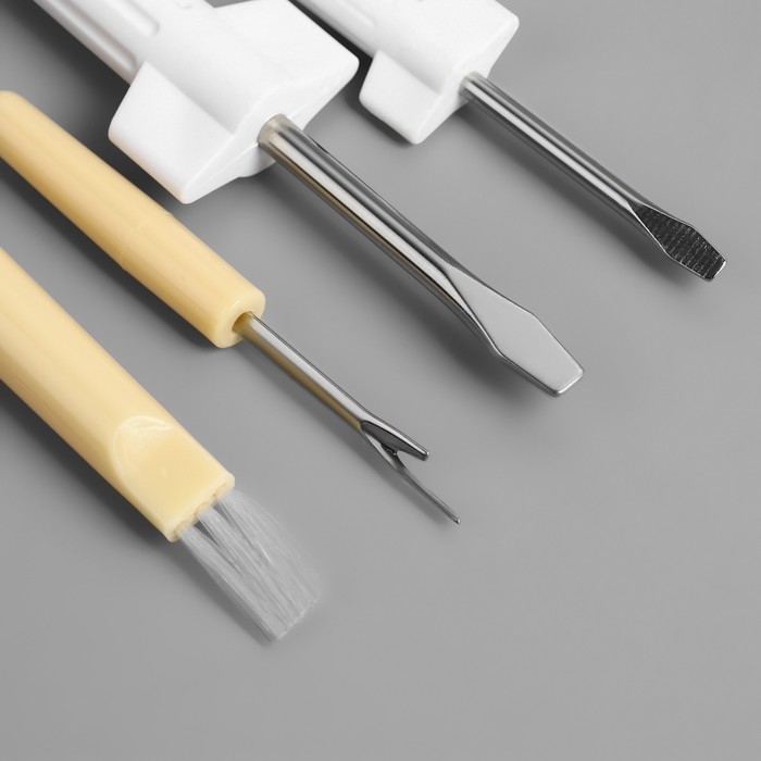 Сервисный набор для швейных машин, 4 предмета: отвёртка, 2 шт, металлический ключ, вспарыватель с щёткой Сервисный набор для швейных машин, 4 предмета: отвёртка, 2 шт, металлический ключ, вспарыватель с щёткой