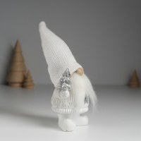 Сувенир полистоун "Дед Мороз в белом вязанном колпаке, с серебристой ёлочкой" 8,5х5х18 см Сувенир полистоун "Дед Мороз в белом вязанном колпаке, с серебристой ёлочкой" 8,5х5х18 см