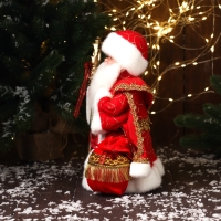 Дед Мороз "В шубе и с мешком с нашивкой" двигается, 30х18 см, красный Дед Мороз "В шубе и с мешком с нашивкой" двигается, 30х18 см, красный