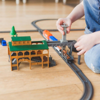 Железная дорога &laquo;Лесопилка&raquo;, работает от батареек, длина пути 450 см