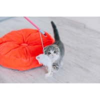 Дразнилка-удочка с белой мышью, палочка микс цветов Дразнилка-удочка с белой мышью, палочка микс цветов