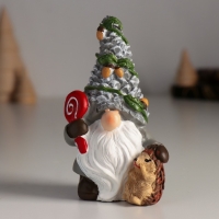 Сувенир полистоун "Гном в шапке с шишками, с ёжиком и леденцом" 5,5х4,5х10,5 см Сувенир полистоун "Гном в шапке с шишками, с ёжиком и леденцом" 5,5х4,5х10,5 см