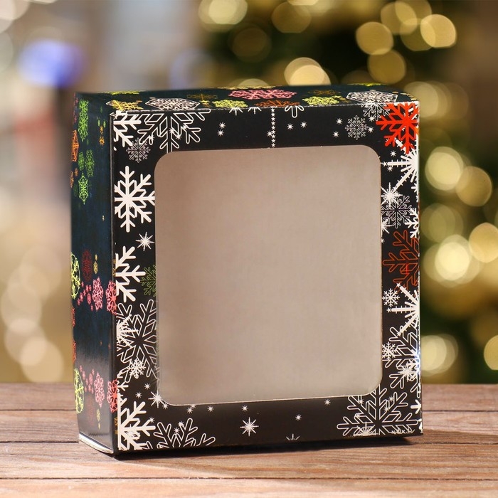 Новый год. Подарочная коробка складная, новогодняя "Разноцветные снежинки", 14,5 х 14,5 х 6 см.