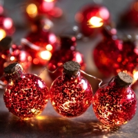 Гирлянда &laquo;Нить&raquo; 1.6 м с насадками &laquo;Шарики с красным конфетти&raquo;, IP20, серебристая нить, 15 LED, батарейки ААх2 (нет в комплекте), свечение тёплое белое
