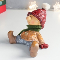 Сувенир полистоун "Малыш в красной шапке и зелёном шарфике сидит" 12,5х12х12,5 см