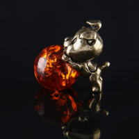 Сувенир "Собака", латунь, янтарная смола, 2,9х1,5х2,0 см