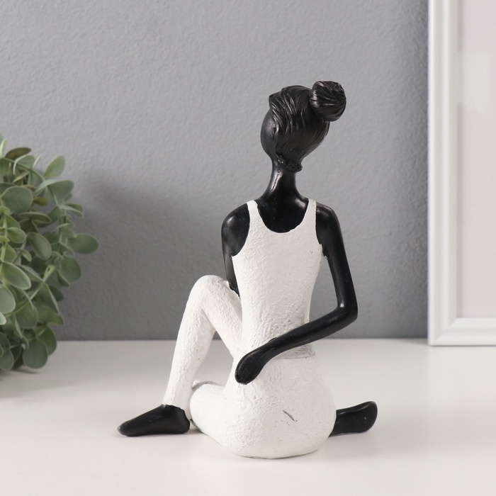 Сувенир полистоун "Девушка в позе повелителя рыб" белый с чёрным 13х10х18,5 см
