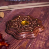 Подставка под благовония "Соцветие" 9,5х9,5х1 см Подставка под благовония "Соцветие" 9,5х9,5х1 см