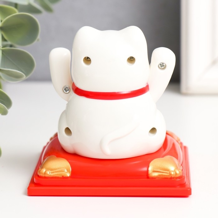 Маятник пластик от солнечной батареи "Белый Манэки-нэко с  с горой слитков" 7х7х7,5 см