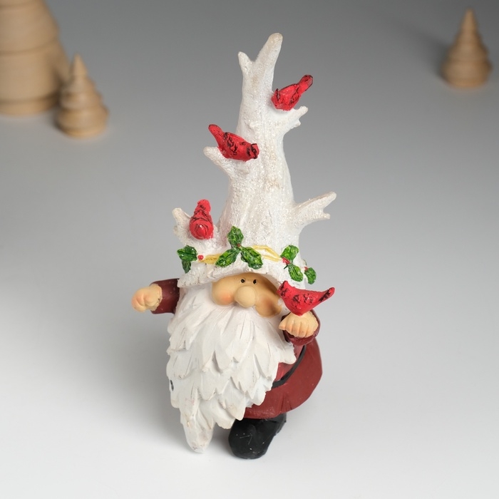 Сувенир полистоун "Гном в шапке деревом, с птичками" 8,5х7,5х17 см