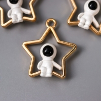 Декор для творчества металл "Космонавт на звезде" эмаль 2,4х2,2 см Декор для творчества металл "Космонавт на звезде" эмаль 2,4х2,2 см