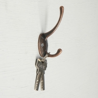 Крючок мебельный ТУНДРА TKD008, двухрожковый, медь Крючок мебельный ТУНДРА TKD008, двухрожковый, медь