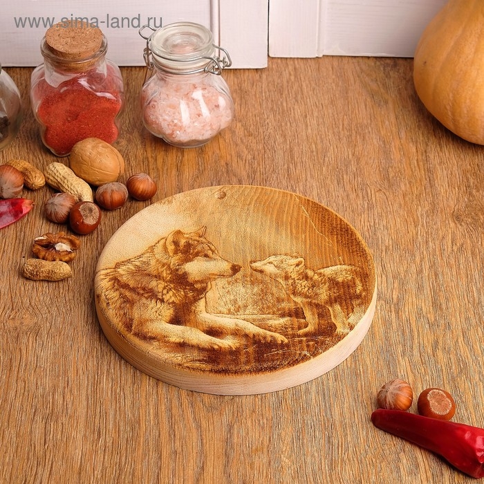 Доска из массива кедра &laquo;Волки&raquo;, круглая, 18 &times; 18 см