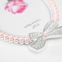 Фоторамка пластик под металл 12х17 см "Бант" жемчуг и стразы 20х14х1,5 см Фоторамка пластик под металл 12х17 см "Бант" жемчуг и стразы 20х14х1,5 см