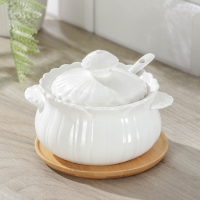 Сахарница фарфоровая с ложкой на деревянной подставке Доляна &laquo;Тюльпан&raquo;, 350 мл, цвет белый