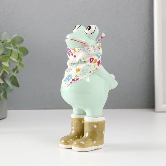 Сувенир керамика "Лягушонок в резиновых сапогах, с косынкой" 8,4х6х16,3 см