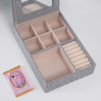 Шкатулка кожзам для украшений с зеркалом "Сердечки" серая матовая тиснение 15х21,5х5,5 см Шкатулка кожзам для украшений с зеркалом "Сердечки" серая матовая тиснение 15х21,5х5,5 см