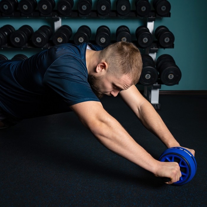 Ролик для пресса ONLYTOP, 28х16х16 см, с ковриком, цвет синий