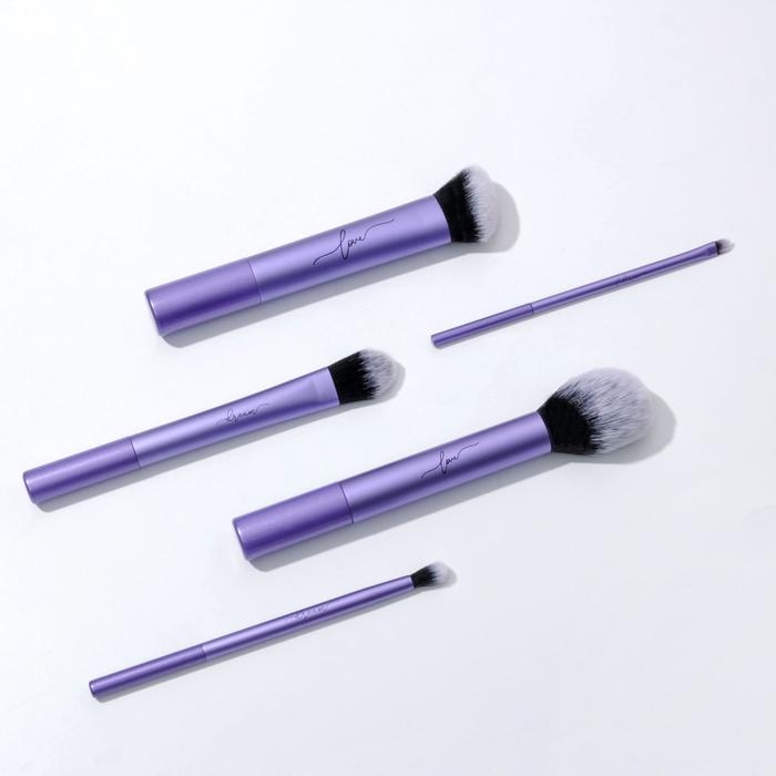 Набор для макияжа Love: кисти 5 шт и спонж Набор для макияжа Love: кисти 5 шт и спонж