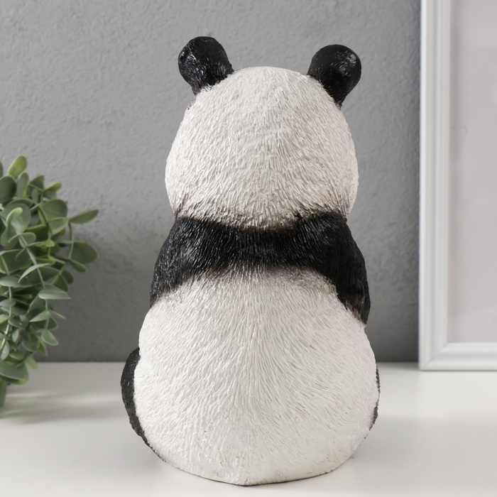 Фигурка Фигурка "Панда жующая" высота 23 см, ширина16 см, длина 14,5 см.