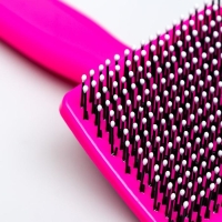 Пуходерка пластиковая мягкая с закругленными зубьями, малая, 6 х 13,5 см, розовая Пуходерка пластиковая мягкая с закругленными зубьями, малая, 6 х 13,5 см, розовая