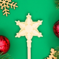 Новый год. Фигура из белого шоколада "Снежинка на палочке", 12 г &plusmn; 5 %