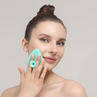 Щётка для умывания &laquo;Капля&raquo; на присоске, 9 &times; 7 см, цвет МИКС