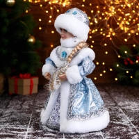 Снегурочка "В голубой шубке с цветами" двигается, 15х30 см Снегурочка "В голубой шубке с цветами" двигается, 15х30 см