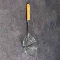 Дуршлаг-сито с деревянной ручкой 44см, диаметр18см, глубина 6,5см Дуршлаг-сито с деревянной ручкой 44см, диаметр18см, глубина 6,5см