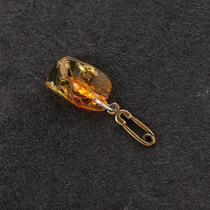 Брелок талисман "Булавка", латунь, янтарь