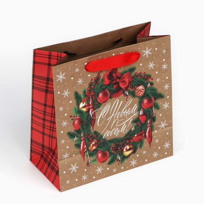 Пакет подарочный новогодний крафтовый квадратный &laquo;Новогодний венок&raquo;, 22 х 22 х 11 см, Новый год