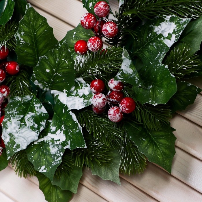 Венок новогодний d- 30 см "Уютная сказка" крупные листья и ягоды