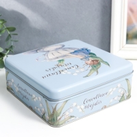 Шкатулка металл квадрат "Малышка в чашке, с ландышем" 5,8х17х17 см Шкатулка металл квадрат "Малышка в чашке, с ландышем" 5,8х17х17 см