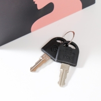 Сейф-книга дерево кожзам "Лица" 21х13х5 см Сейф-книга дерево кожзам "Лица" 21х13х5 см