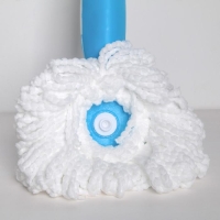 Швабра для мытья пола с распылителем Доляна, насадка из микрофибры 17&times;17 см, металлическая ручка 129 см, цвет МИКС