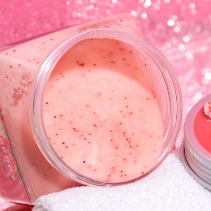 Крем-Скраб для тела обновляющий с клубникой 500 мл Крем-Скраб для тела обновляющий с клубникой 500 мл