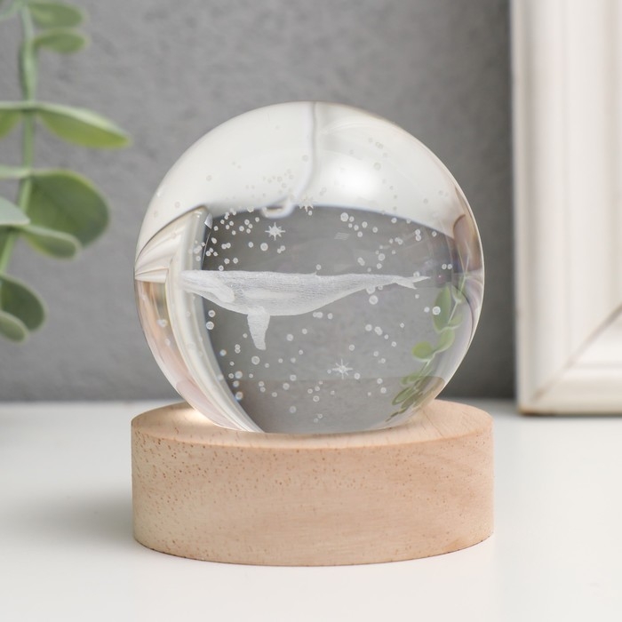 Сувенир стекло подсветка Сувенир стекло подсветка "Кит" d=6 см подставка дерево, USB 6,5х6,5х7,5 см