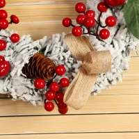 Венок новогодний d- 29 см "Уютная сказка" ягоды на веточках шишки снег