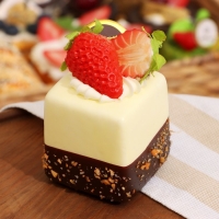 Муляж - магнит "Пирожное Магнифико" клубника, 5х5х9см Муляж - магнит "Пирожное Магнифико" клубника, 5х5х9см