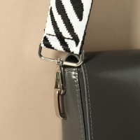 Ручка для сумки «Орнамент зебра», стропа, с карабинами, 139 ± 3 × 3,8 см, цвет чёрно-белый Ручка для сумки «Орнамент зебра», стропа, с карабинами, 139 ± 3 × 3,8 см, цвет чёрно-белый