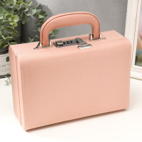 Шкатулка кожзам для украшений "Кожа змеи" нежно-розовая чемодан 9,5х16,5х24 Шкатулка кожзам для украшений "Кожа змеи" нежно-розовая чемодан 9,5х16,5х24