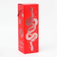 Новый год. Подарочная коробка Новогодняя, под шампанское "Змея на красном" с веревоч. ручкой 11*11*35 см. Новый год. Подарочная коробка Новогодняя, под шампанское "Змея на красном" с веревоч. ручкой 11*11*35 см.