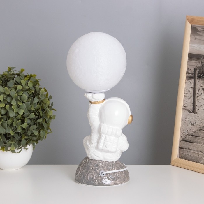 Лампа настольная Лампа настольная "Космонавт с луной" 1х40Вт Е14 белый/золото 12,5х12,5х31см