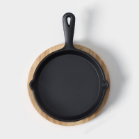 Сковорода чугунная &laquo;Авиньон&raquo;, 21,5&times;15,5&times;2,5 см, с 2 сливами, на деревянной подставке