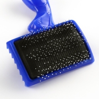 Щётка - пуходёрка трёхрядная с каплями, основание 84 х 58 мм, синяя