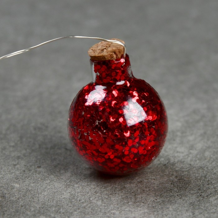 Гирлянда &laquo;Нить&raquo; 1.6 м с насадками &laquo;Шарики с красным конфетти&raquo;, IP20, серебристая нить, 15 LED, батарейки ААх2 (нет в комплекте), свечение тёплое белое